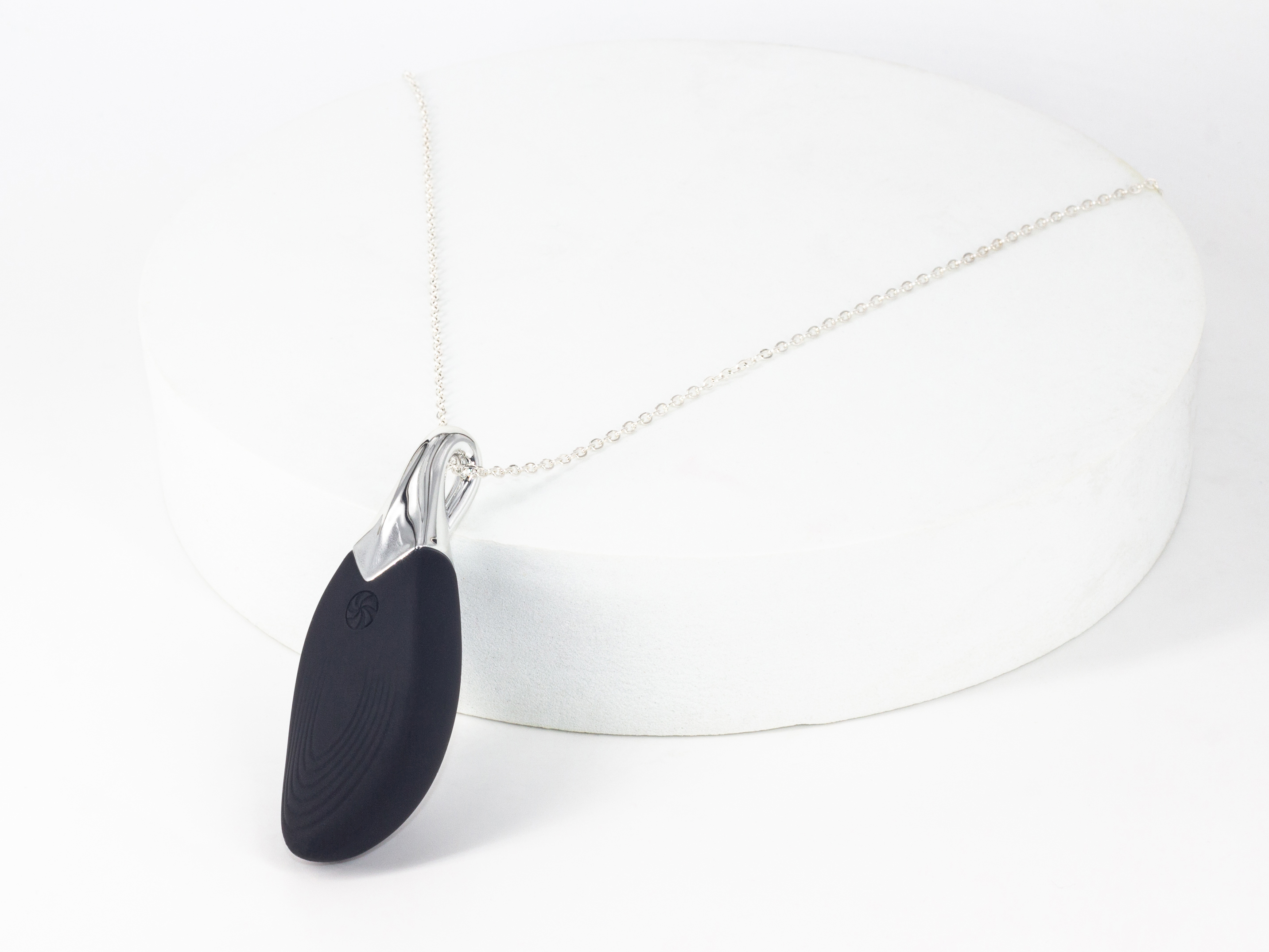 Lola games Vibrating necklace Liberty Leaf Black